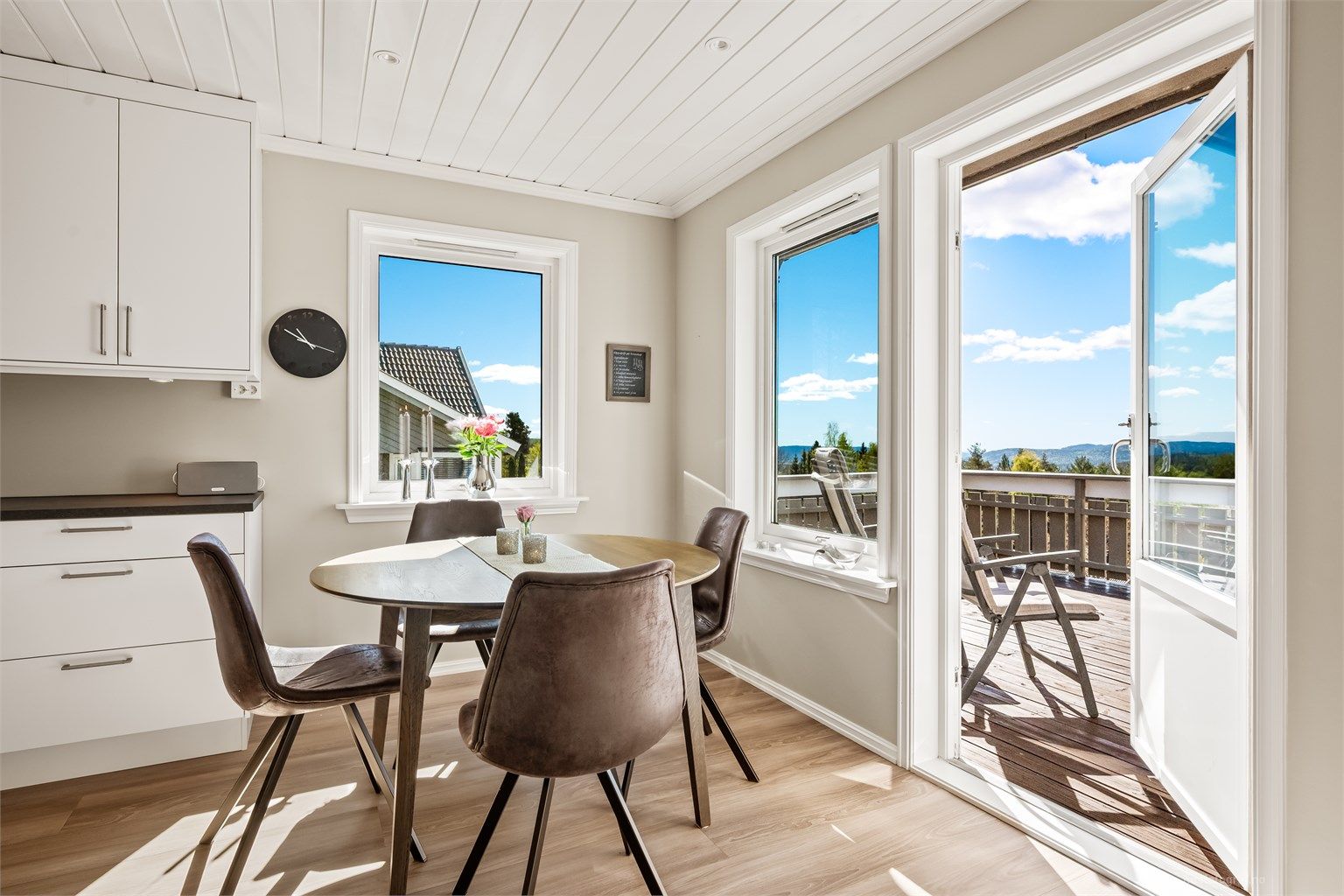 Kjøkkenet har en hyggelig spiseplass ved vinduet og egen utgang til verandaen.
