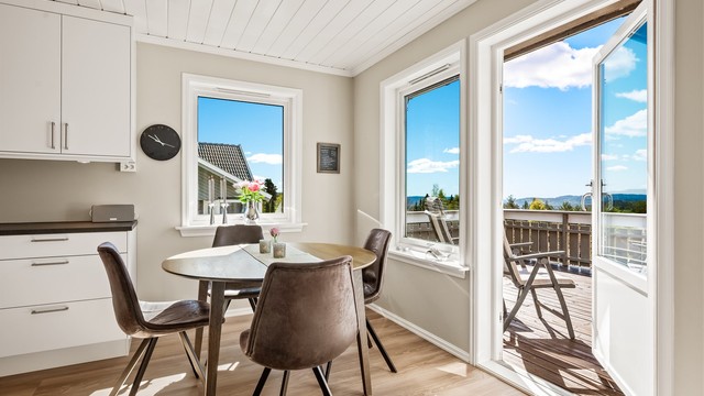 Kjøkkenet har en hyggelig spiseplass ved vinduet og egen utgang til verandaen.