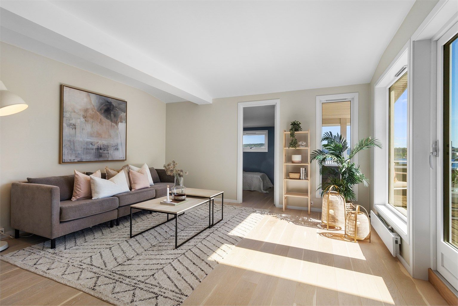 Leiligheten har blitt oppgradert med bl.a. nye parkettgulv, lister, innvendige dører og det har blitt sparklet samt malt i 2024/2025