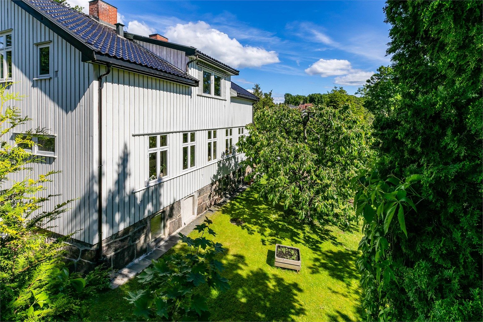Boligen er meget innholdsrik med totalt 320 kvadratmeter internt bruksareal fordelt over første og andre etasje samt kjeller. Fotograf; Børge Oppegård.