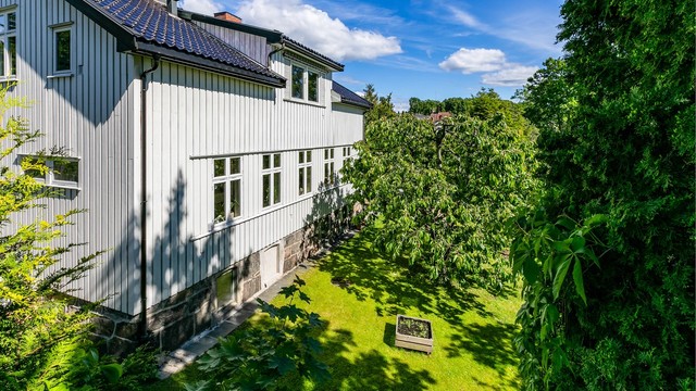Boligen er meget innholdsrik med totalt 320 kvadratmeter internt bruksareal fordelt over første og andre etasje samt kjeller. Fotograf; Børge Oppegård.