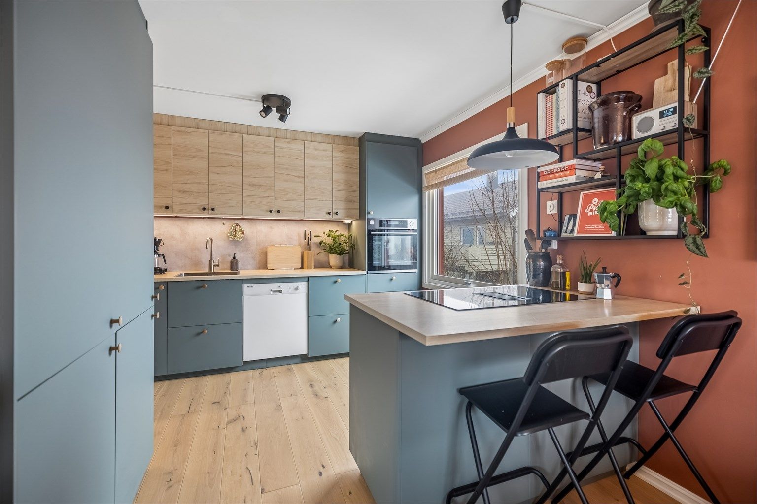 Det er godt med oppbevaringsplass i de takhøye overskapene.