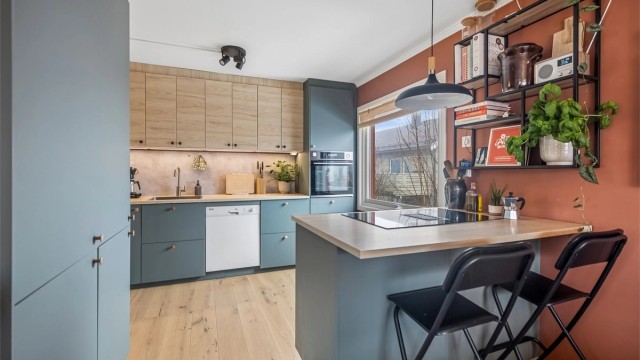 Det er godt med oppbevaringsplass i de takhøye overskapene.