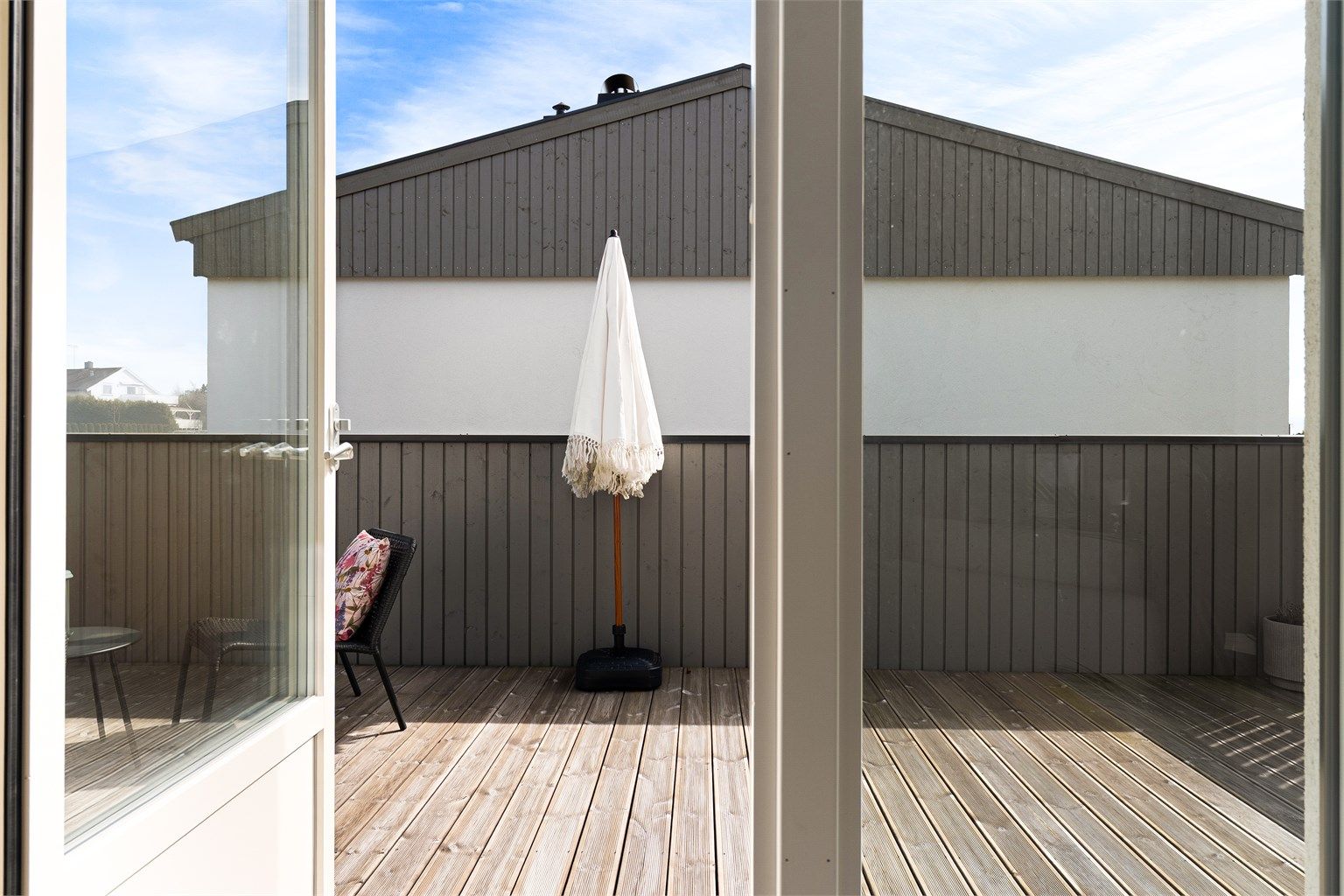 Fra stue/kjøkken er det utgang til takterrasse.