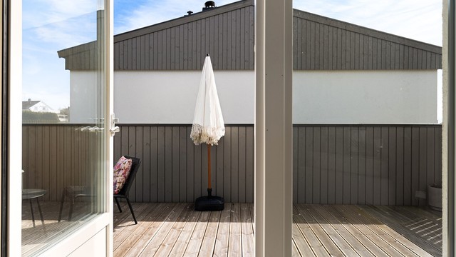 Fra stue/kjøkken er det utgang til takterrasse.