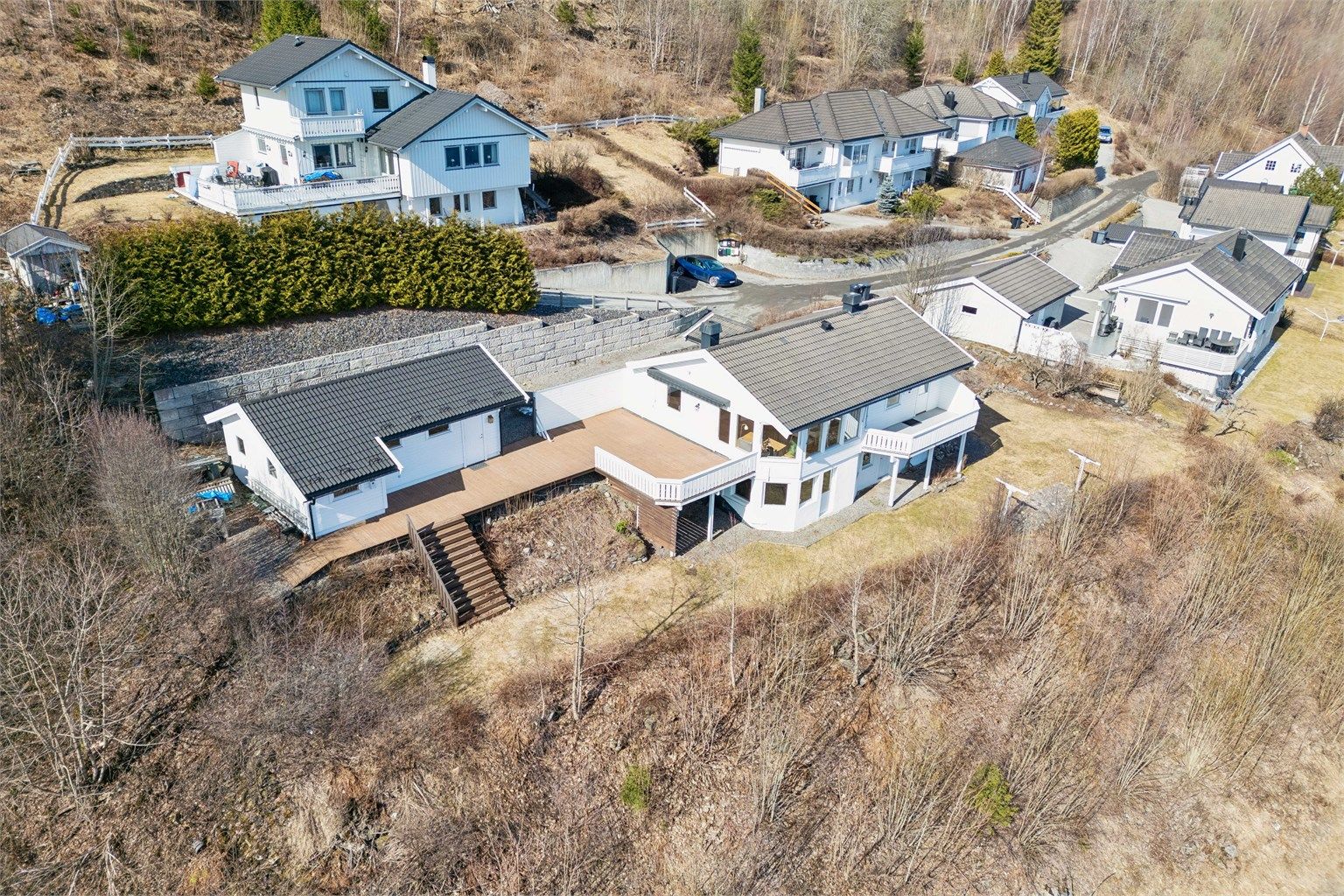 Fra eiendommen har du flott utsikt over Mjøsa og Lillehammer sør, i tillegg til at du har gode solforhold om sommeren.