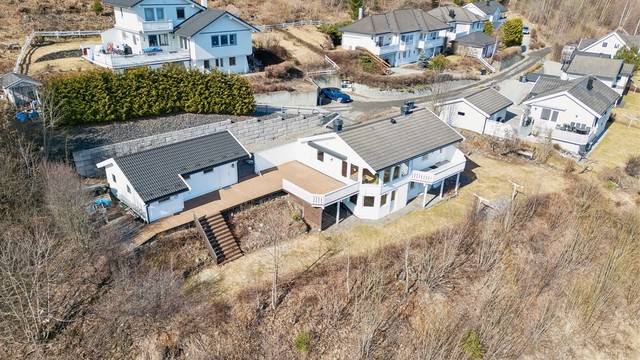 Fra eiendommen har du flott utsikt over Mjøsa og Lillehammer sør, i tillegg til at du har gode solforhold om sommeren.