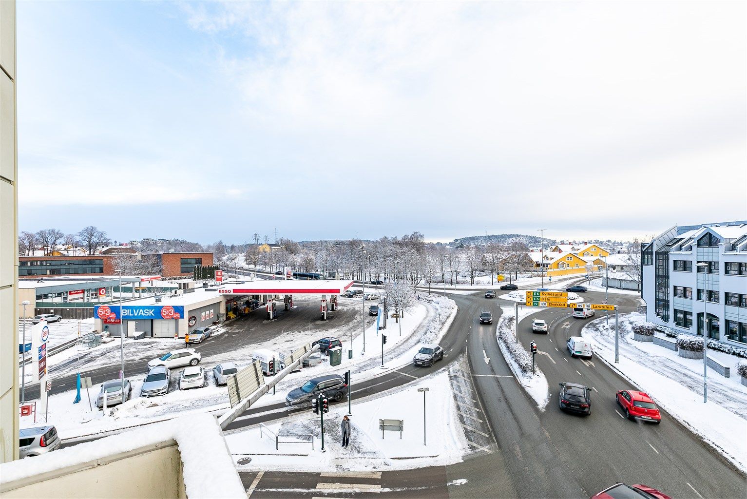 På balkongen sees langstrakt utsikt over Nesparken og Vansjø. Bildet er tatt før fasaden ble malt.