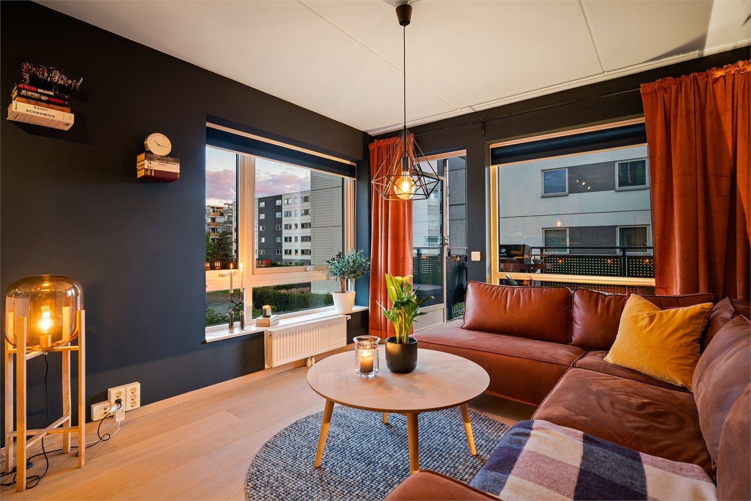 Stuen er av god størrelse og kan følgelig enkelt innredes etter eget behov og personlig stil. God plass til hyggelig sofagruppe med tilhørende salongbord og tv-seksjon. 