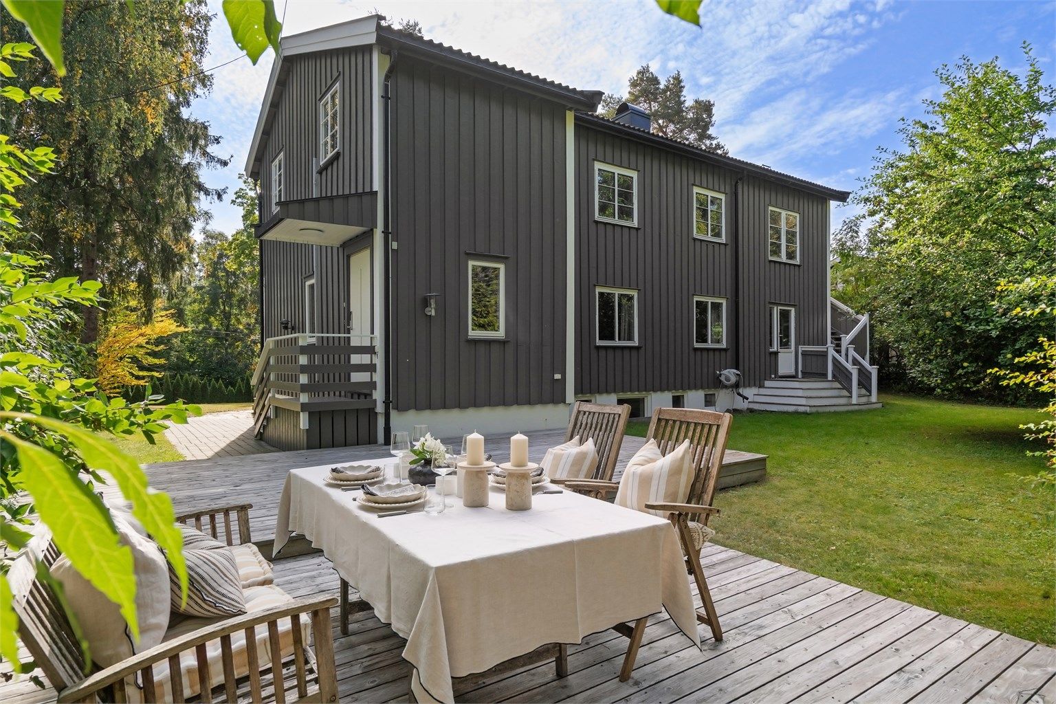 Utvendig har boligen en felles hage/uteplass