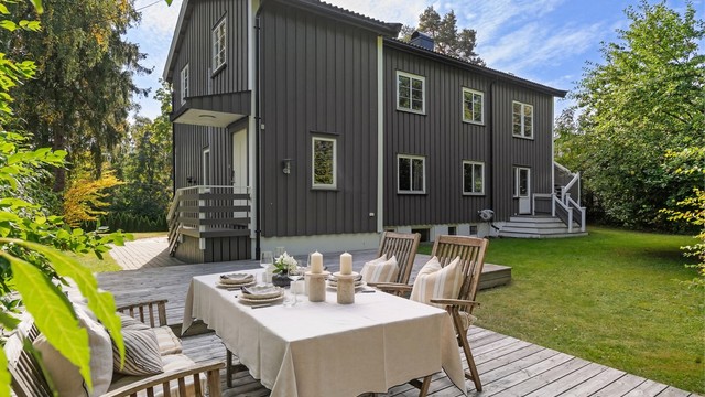 Utvendig har boligen en felles hage/uteplass