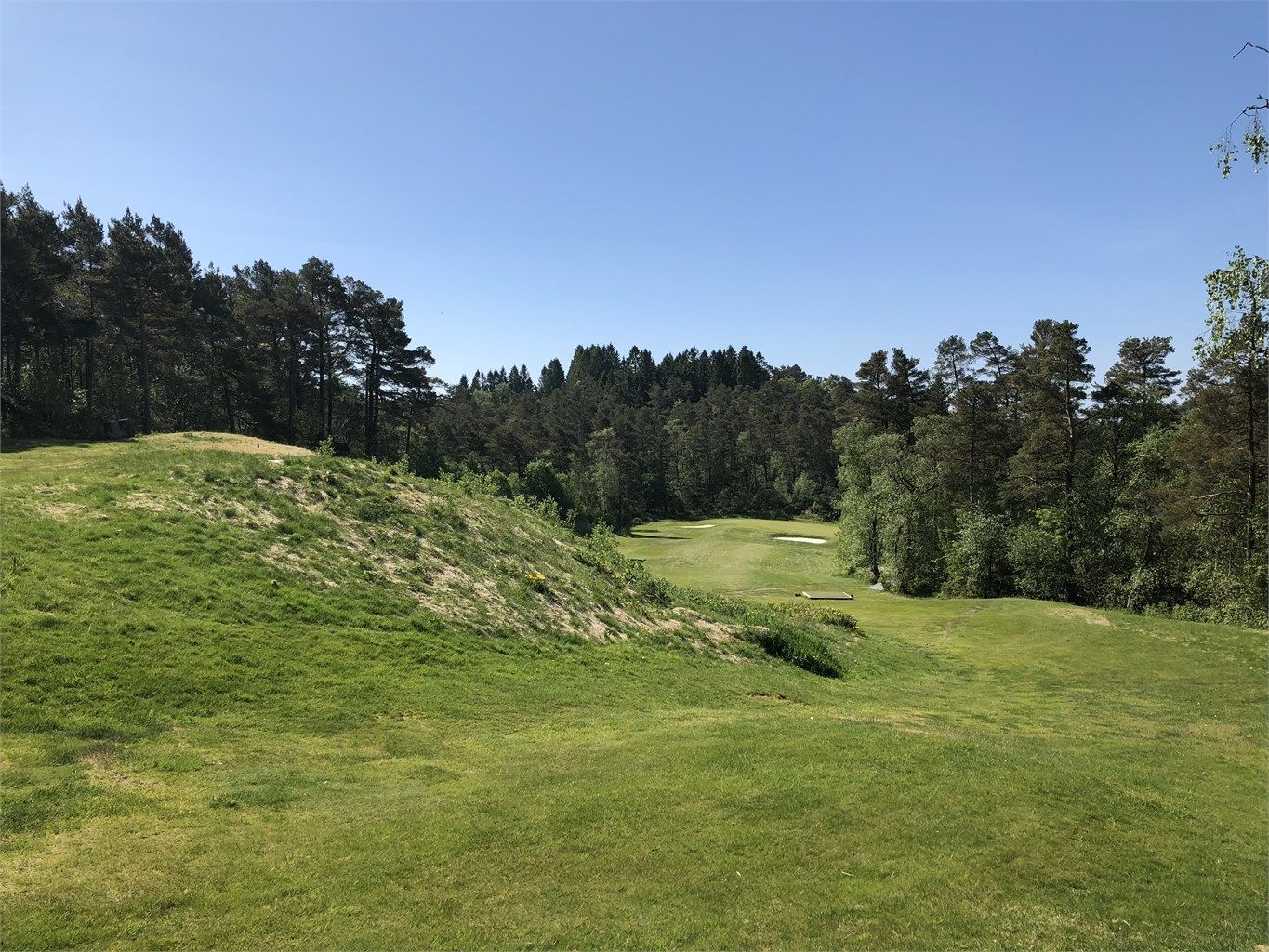 Hull 15 på Fana golfklubb ligger like nedenfor boligen. Nydelig akebakke om vinteren. 