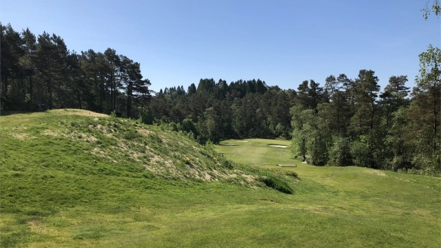 Hull 15 på Fana golfklubb ligger like nedenfor boligen. Nydelig akebakke om vinteren.