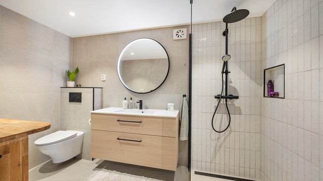 Badet i underetasjen ble rehabilitert i 2022, med nye fliser og moderne innredning.