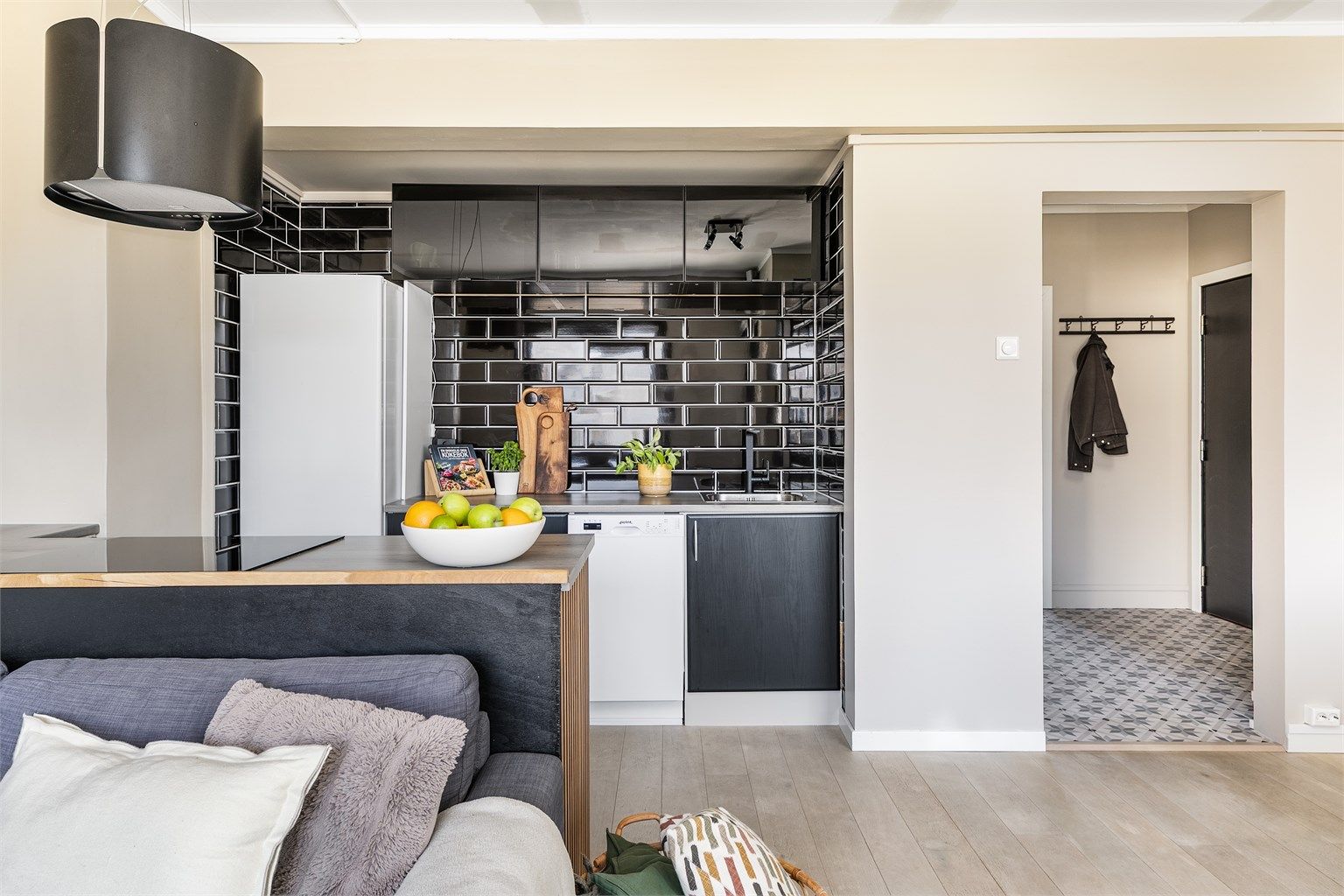 Stuens bakvegg ble i 2023 flyttet noe inn i hovedsoverommet for å gi plass til den nye kjøkkenkroken.