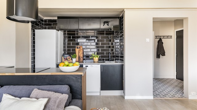 Stuens bakvegg ble i 2023 flyttet noe inn i hovedsoverommet for å gi plass til den nye kjøkkenkroken.