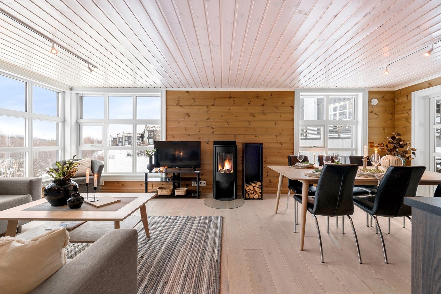 Stue og kjøkken i åpen løsning med flott utsikt mot Roalden