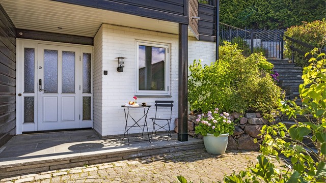 Hyggelig liten uteplass ved hovedinngangen til underetasjen