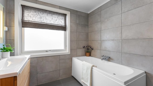 Badet er utstyrt med både frittstående badekar og et separat dusjhjørne.