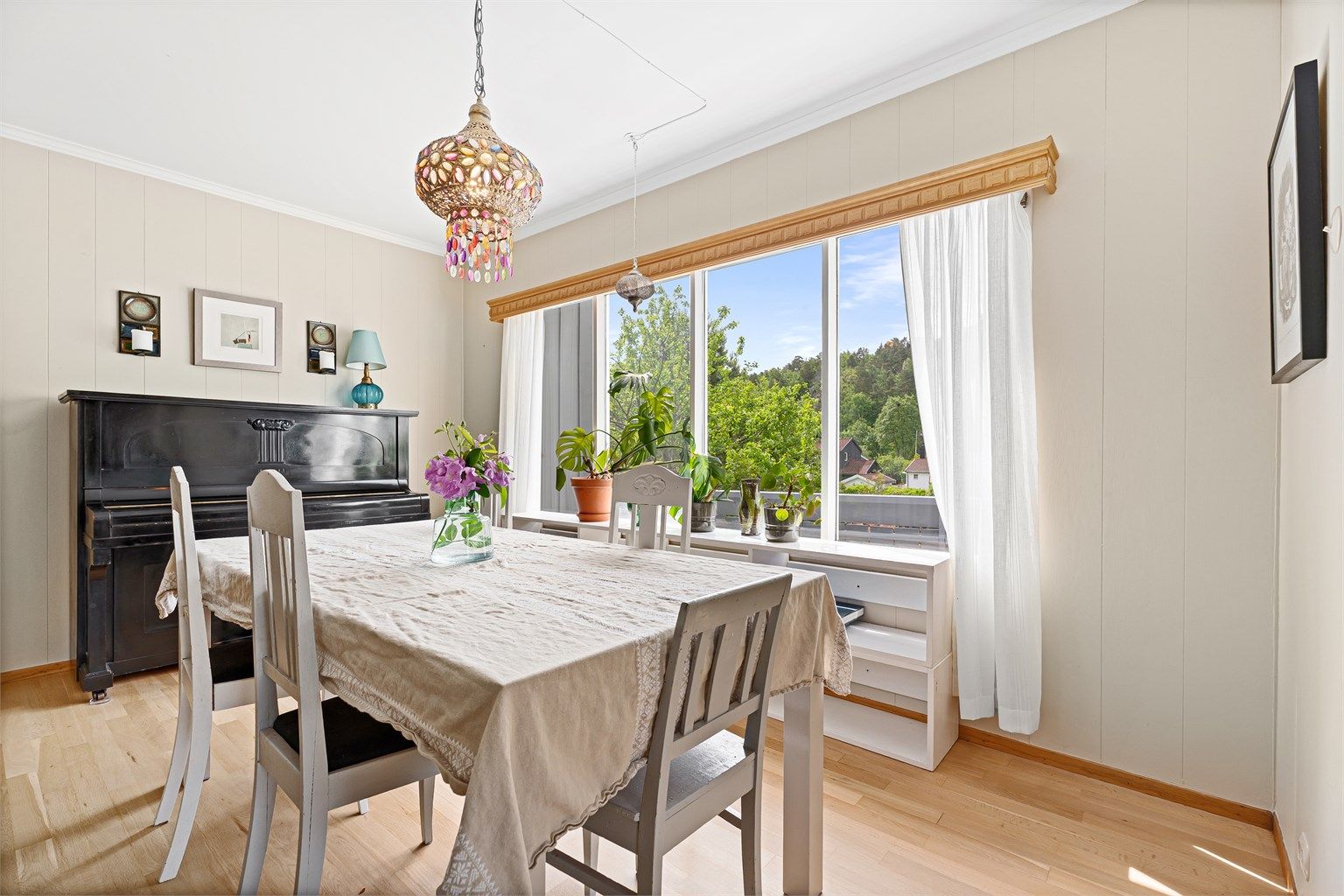 Spiseplass i stuen med god plass til venner og familie på middagsselskap 