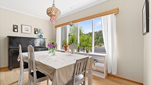 Spiseplass i stuen med god plass til venner og familie på middagsselskap