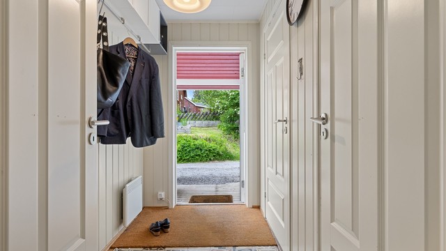 Velkommen inn i et lyst, pent og funksjonelt familiehjem med mye sjarm.