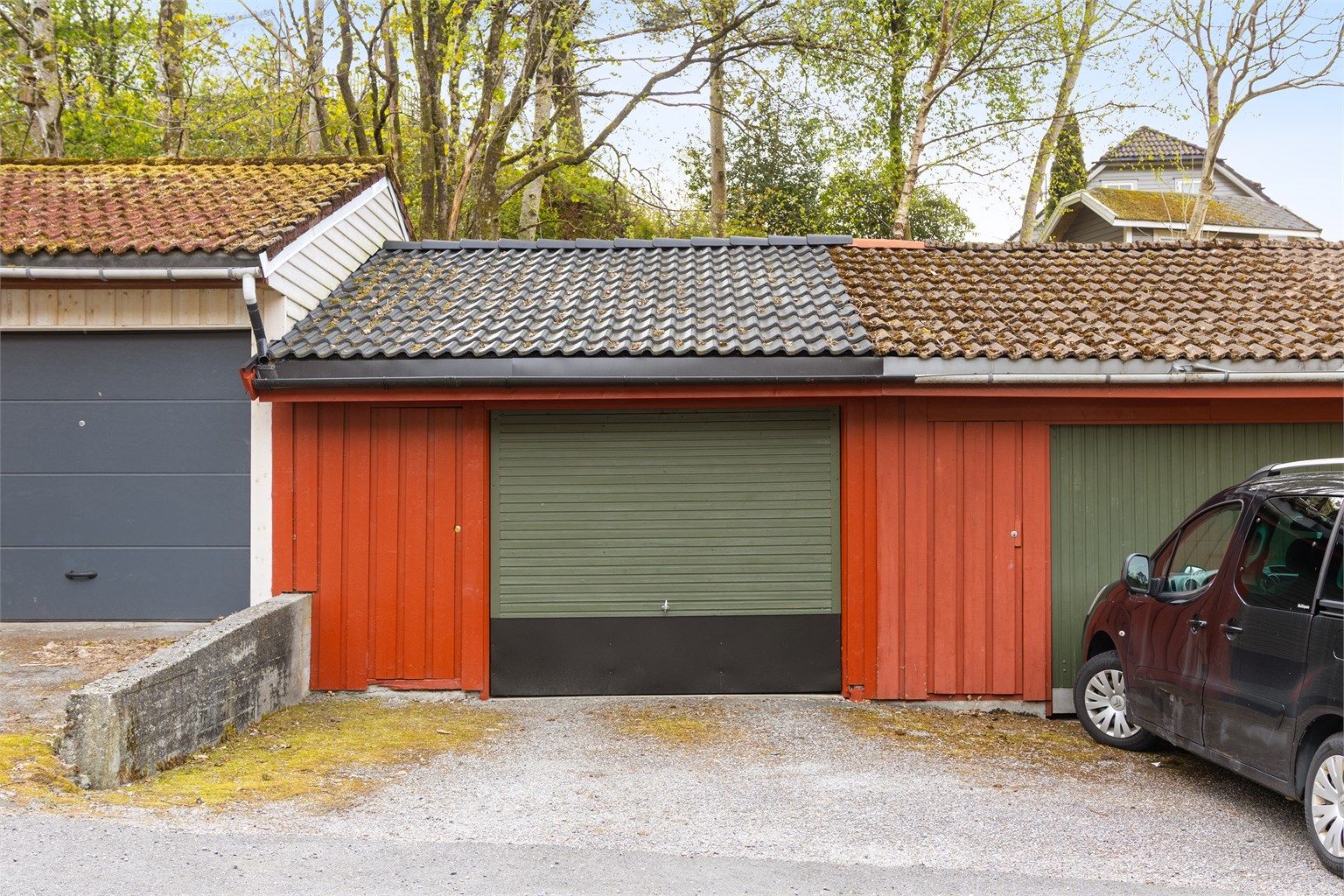 Til boligen hører en garasje med installert elbillader. Taket på garasjen ble skiftet i 2024.