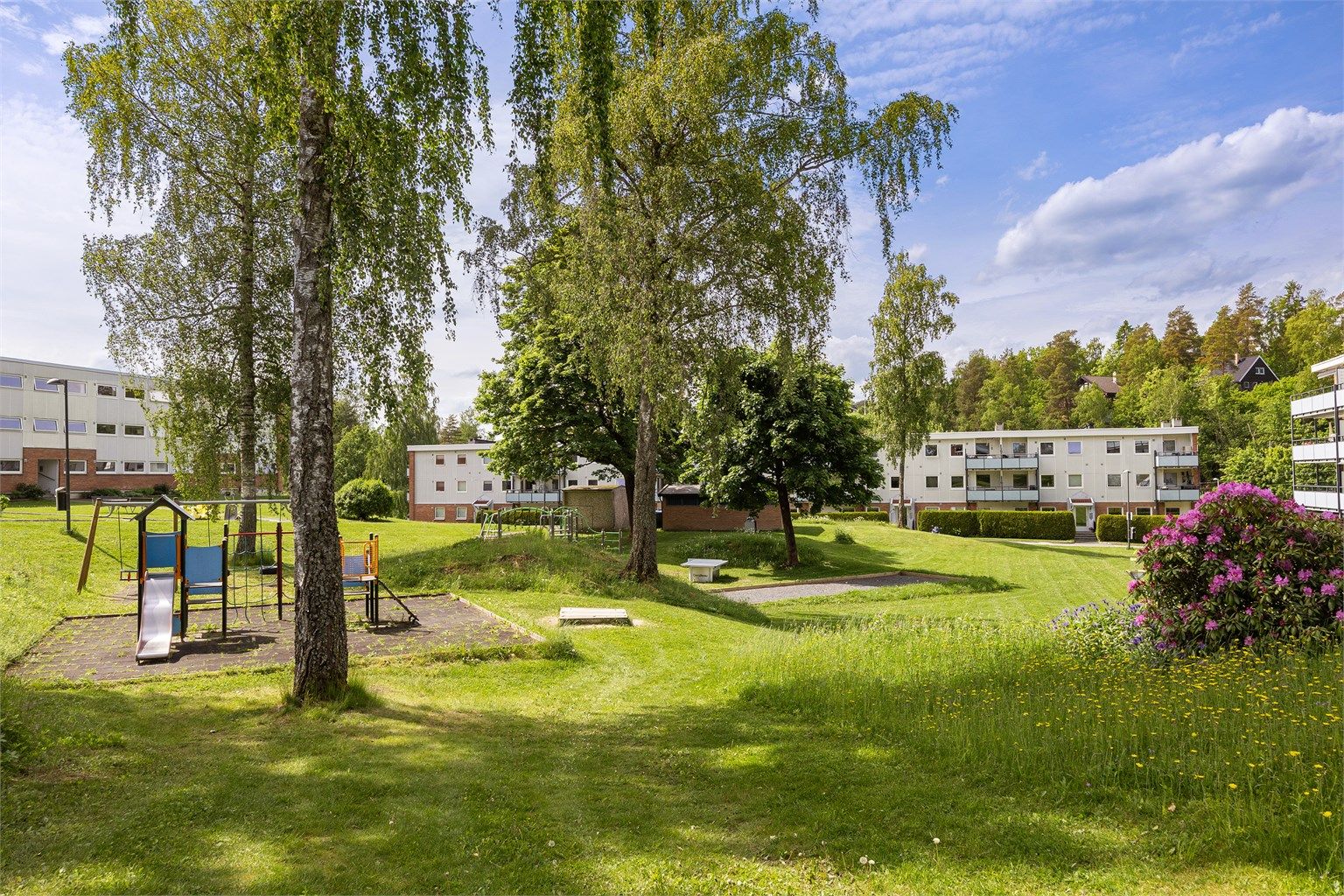 Sittegruppe og lekeplass på borettslagets område 