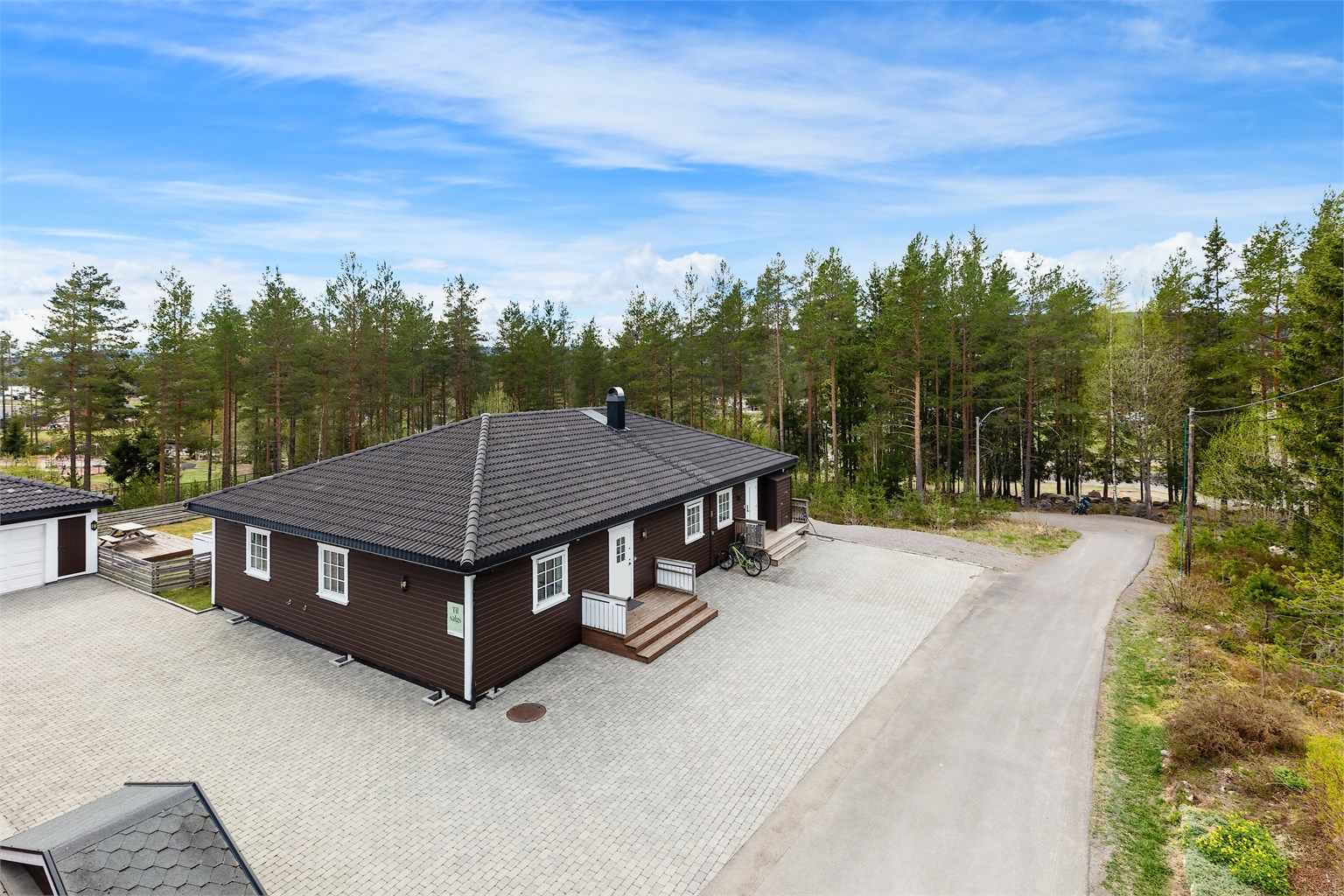 Boligen ligger i et rolig og barnevennlig boligområde på Harestua i Lunner kommune. 