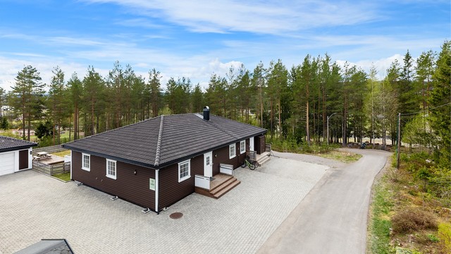 Boligen ligger i et rolig og barnevennlig boligområde på Harestua i Lunner kommune.