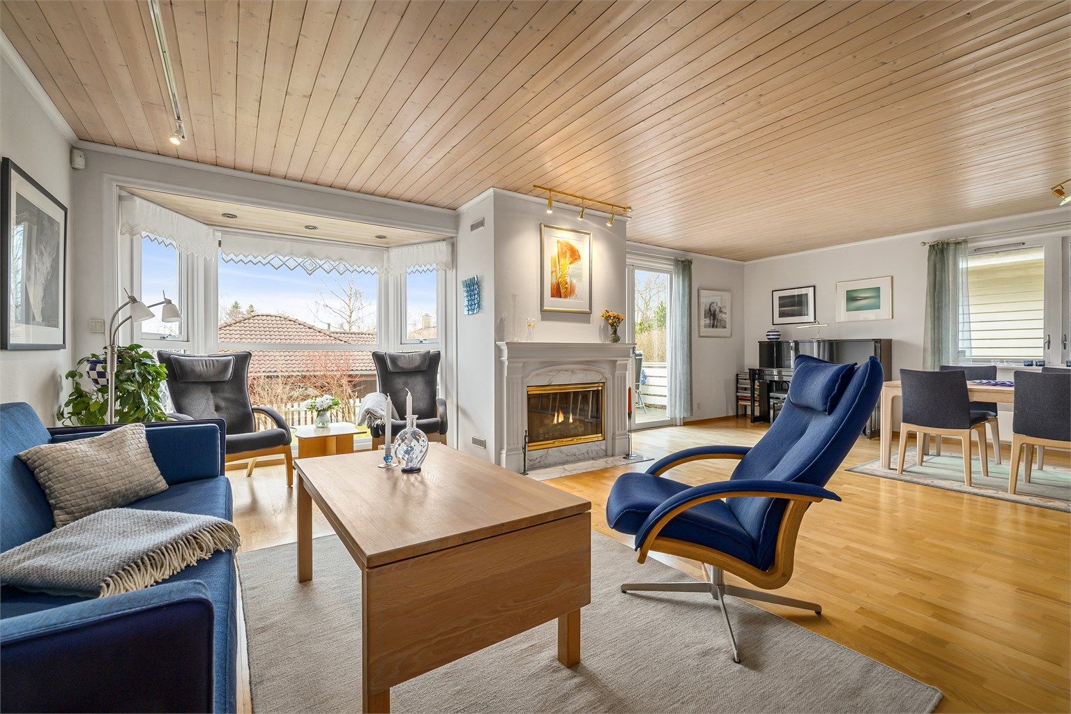 En innholdsrik og skjermet enebolig med blant annet fire soverom, tre bad, solrik hage og dobbel garasje!