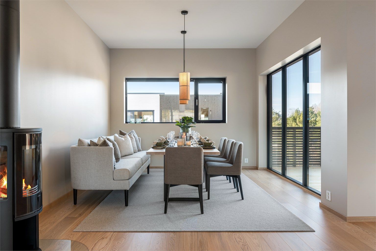 Ved spisestuen har man store vindusflater som gir rikelig med naturlig lys. Likevel er spisestuen godt skjermet