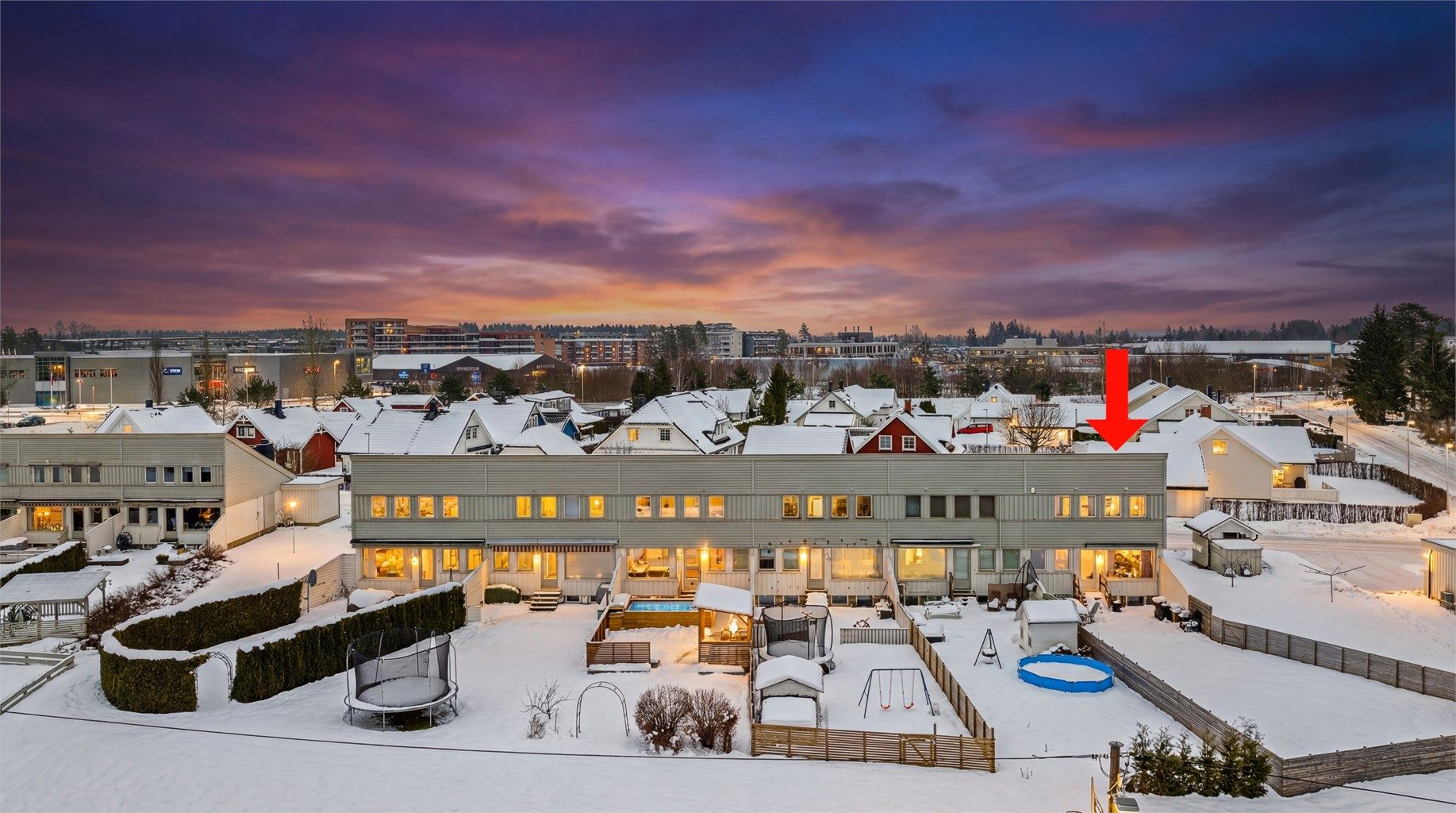 Enheten har et stort inngjerdet uteområde med terrasse og hage. Digitalt kveldsbilde