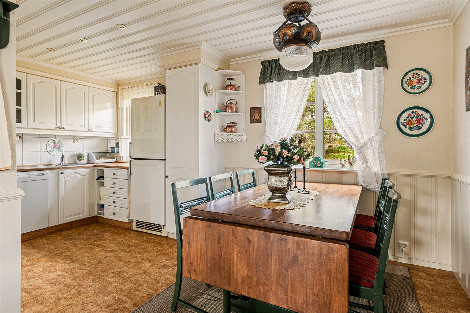 Kjøkkenet rommer også spiseplass.