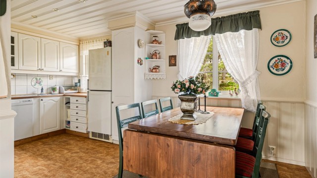 Kjøkkenet rommer også spiseplass.