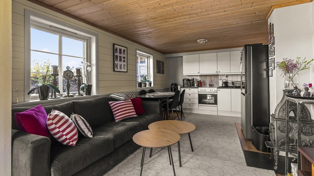 Utleiedelen har en åpen løsning mellom stue og kjøkken, med plass til både sofagruppe og spisebord.