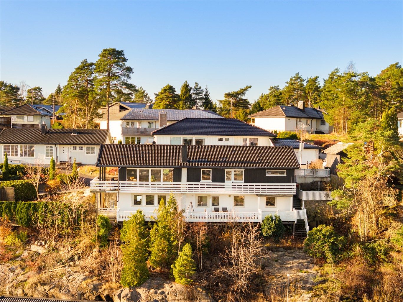 Med et internt bruksareal på 206 kvm., to stuer og hele fem soverom er dette et attraktivt hjem for barnefamilien. 