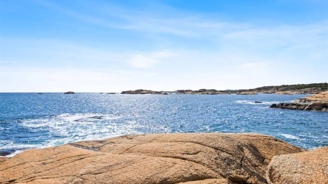 Bare en kort spasertur fra hytteveggen finner du flotte bademuligheter fra svaberg. Dersom et morgenbad frister, er det ikke lange veien. Her er det også flotte krabbefiskeforhold til sommerens faste fiskekonkurranse.