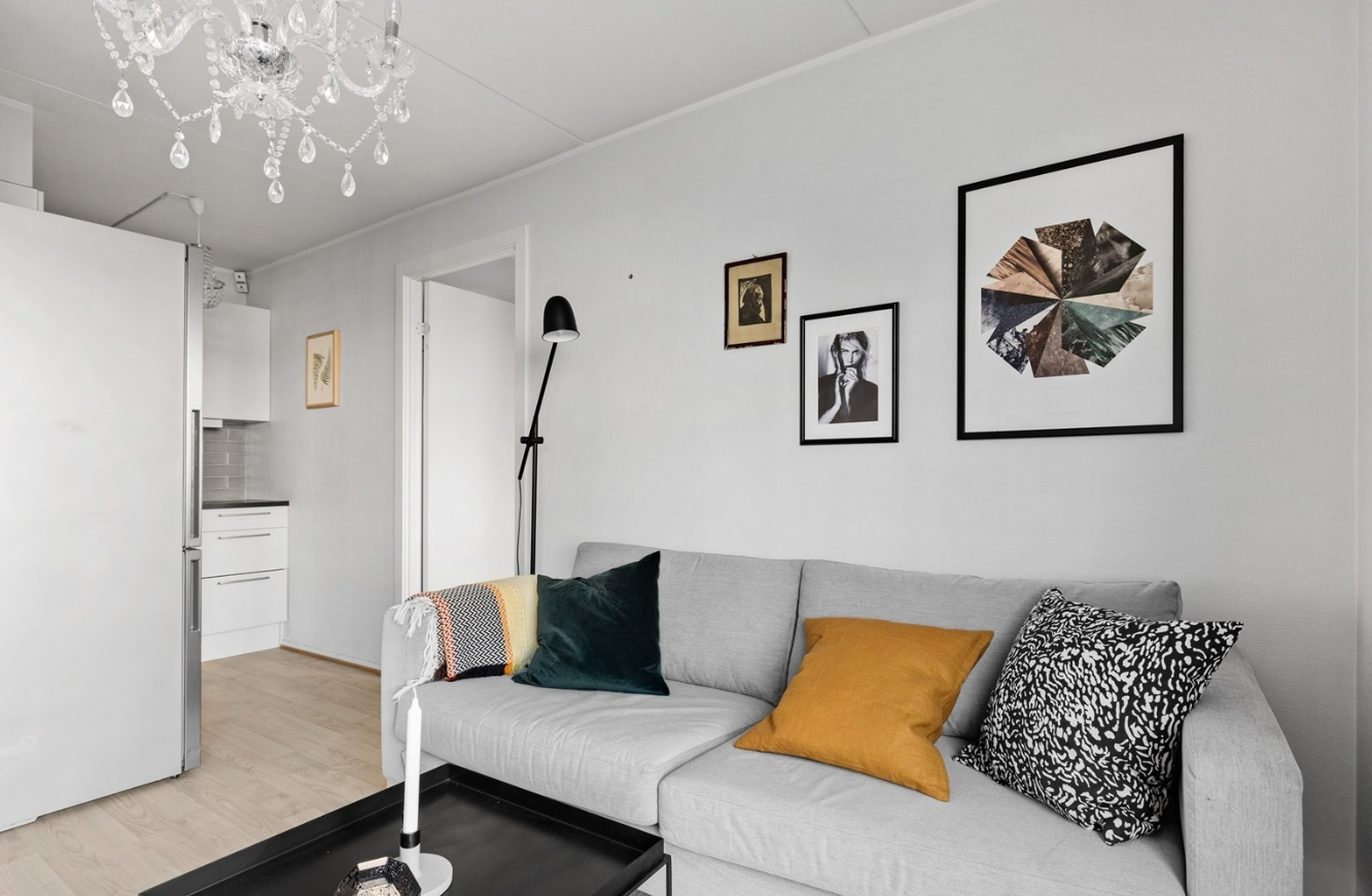 Luftig stue med åpen kjøkkenløsning.