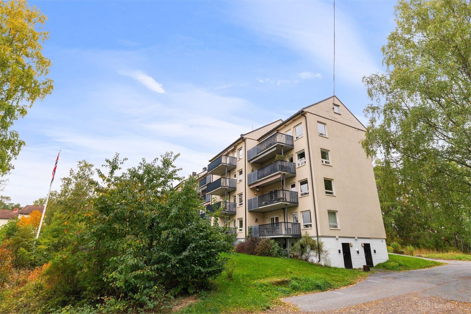 Midtåsen 49B har en flott beliggenhet på et høydedrag mellom Rosendalsveien og Åsdalsveien. Leiligheten ligger høyt og fritt, uten gjenboere og med vestvendt og solrik balkong med utsikt over grøntområde og noe mot fjorden i vest