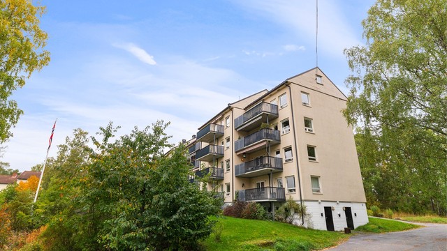Midtåsen 49B har en flott beliggenhet på et høydedrag mellom Rosendalsveien og Åsdalsveien. Leiligheten ligger høyt og fritt, uten gjenboere og med vestvendt og solrik balkong med utsikt over grøntområde og noe mot fjorden i vest