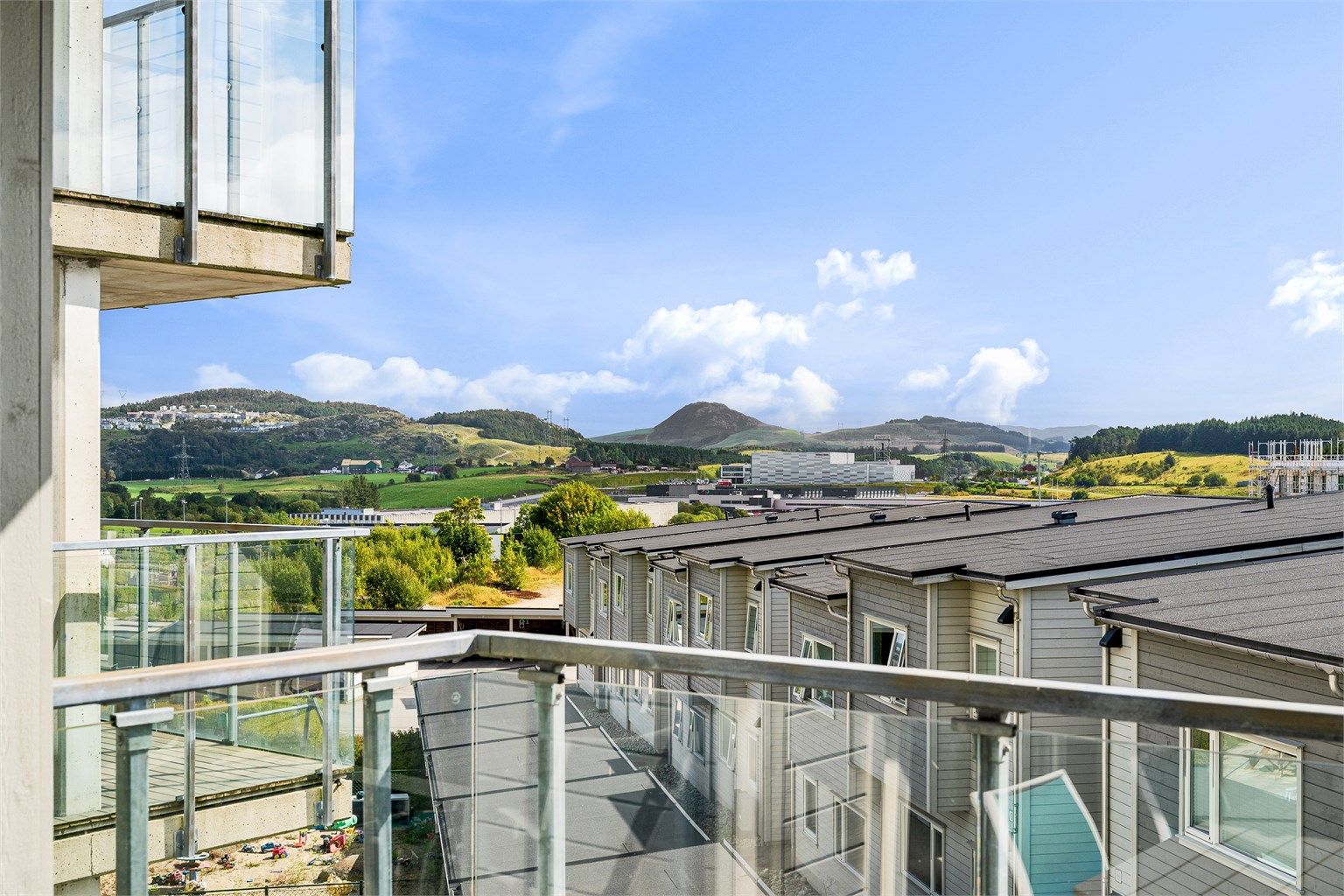 Balkong / leilighet har en meget pen og luftig plassering, slik det er flott utsikt og ikke minst gode solforhold.