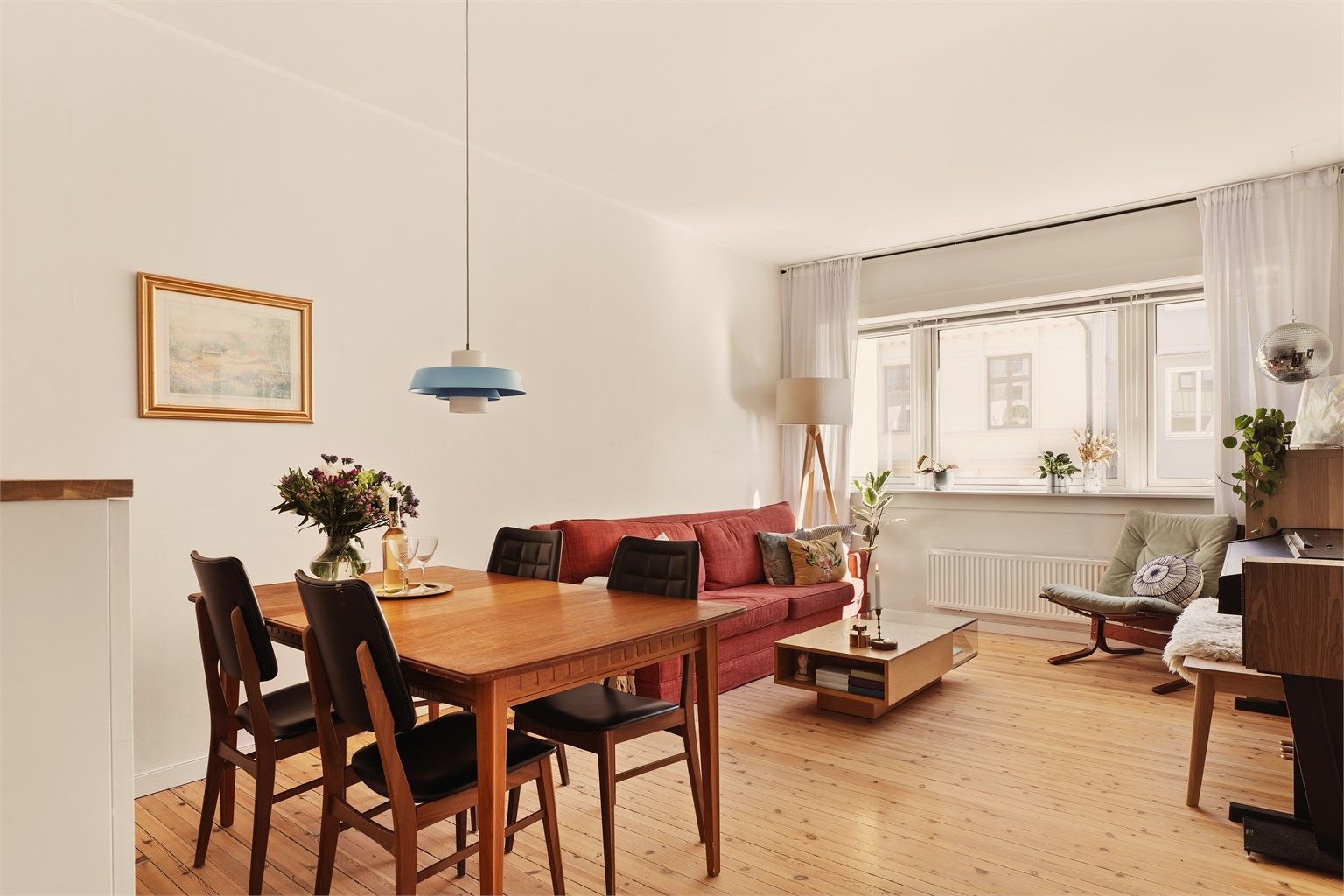 Velkommen til en gjennomgående, flott og lys 2-roms leilighet beliggende på Øvre Grünerløkka. Leiligheten ligger høyt og fritt i 4.etg og oppleves boligen velholdt, med god intern beliggenhet. 