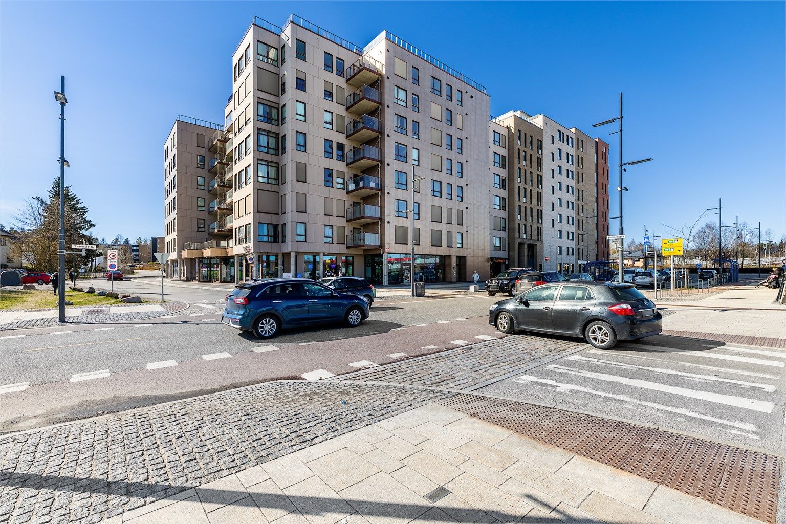 Beliggenheten er svært sentral med butikker og servicetilbud rett utenfor døren, inkludert Kiwi kun 2 minutter unna.