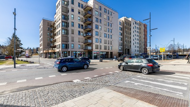 Beliggenheten er svært sentral med butikker og servicetilbud rett utenfor døren, inkludert Kiwi kun 2 minutter unna.