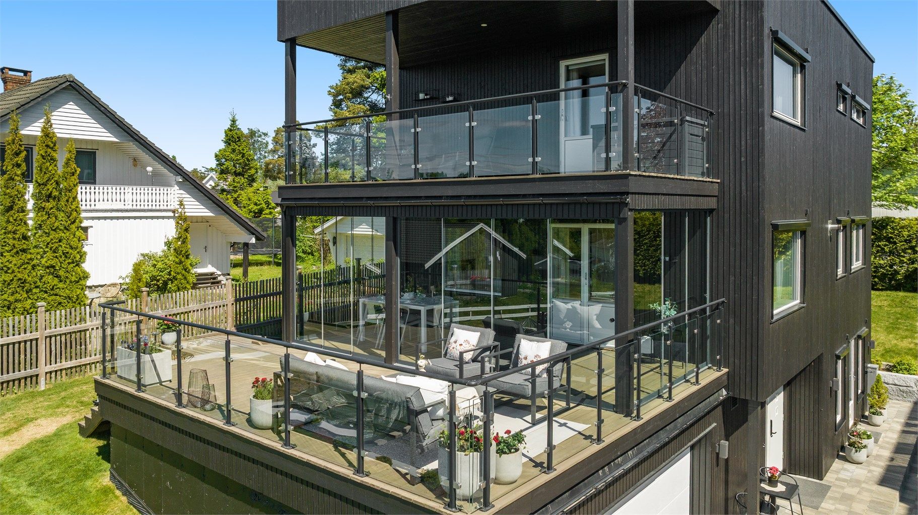 Rekkverk i glass på terrasser og balkonger sikrer utsikten og gir et stilrent preg.