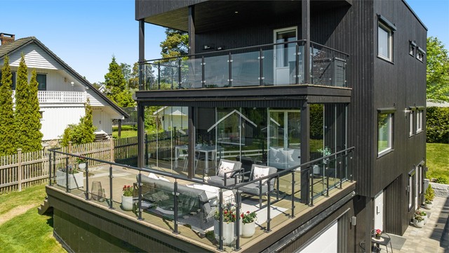 Rekkverk i glass på terrasser og balkonger sikrer utsikten og gir et stilrent preg.