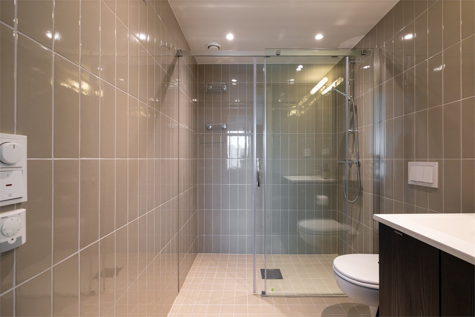 Utstyrt med vegghengt servant og toalett. Egen dusjsone med skillevegg i glass. A-konto oppvarming og varmtvann er inkludert.