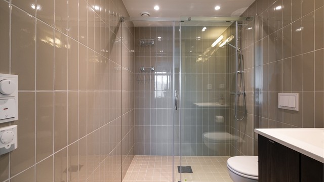 Utstyrt med vegghengt servant og toalett. Egen dusjsone med skillevegg i glass. A-konto oppvarming og varmtvann er inkludert.