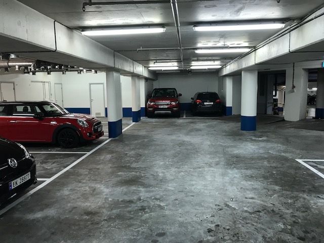 Plassene ligger meget bra til på øverste plan i privat del av parkeringshuset.